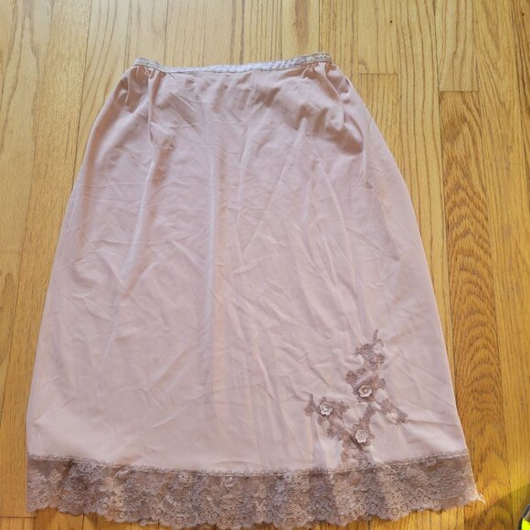 Shadowline Other - Artemis Vintage Beige Half Slip With Lace Trim & Floral Embroidery